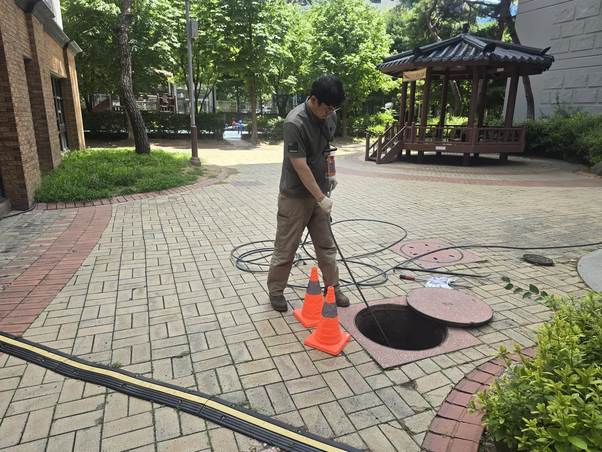 주차 공간을 확보한 뒤 고압세척 장비를 준비하는 모습